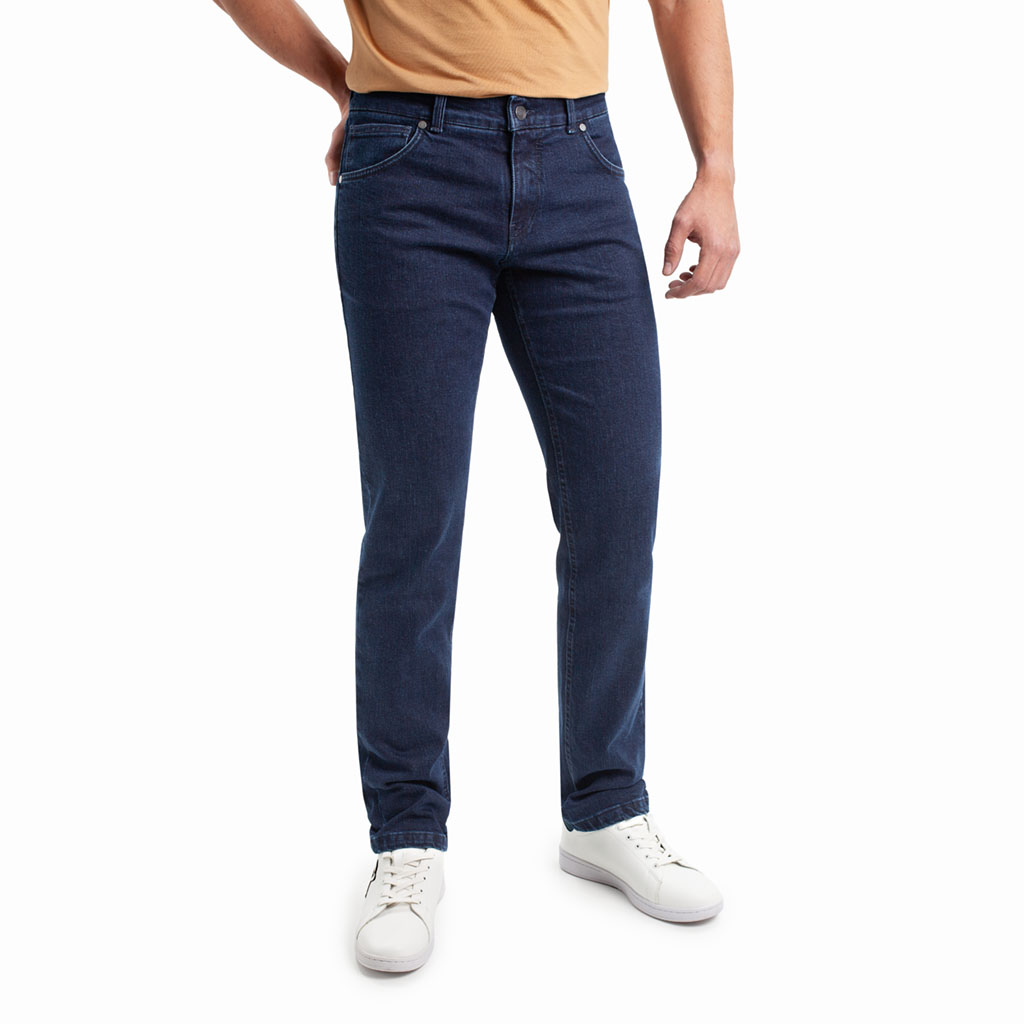 Jeans para hombre, pantalón vaquero en tejido denim azul oscuro de algodón con lycra e hilo al tono Regular Fit.