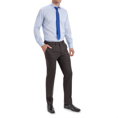 Color Marrón oscuro - Pantalón TCH de vestir clásico en Rico Lana Vigoré con Lycra sin pinzas delanteras. Pantalón para hombre de estilo elegante clásico de vestir, fabricado en tejido de poliéster-lana, tipo melton, con 2 bolsillos traseros de doble vivo. Disponible en 6 colores, muy cómodo y agradable para los meses mas frescos. Línea Regular Fit.